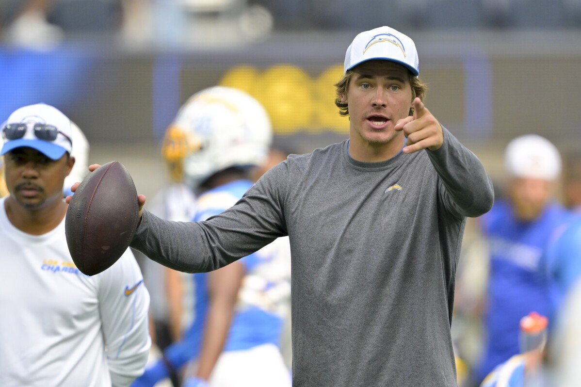 Quarterback Los Angeles Chargers Justin Herbert kembali latihan setelah absen 2 minggu akibat cedera kaki