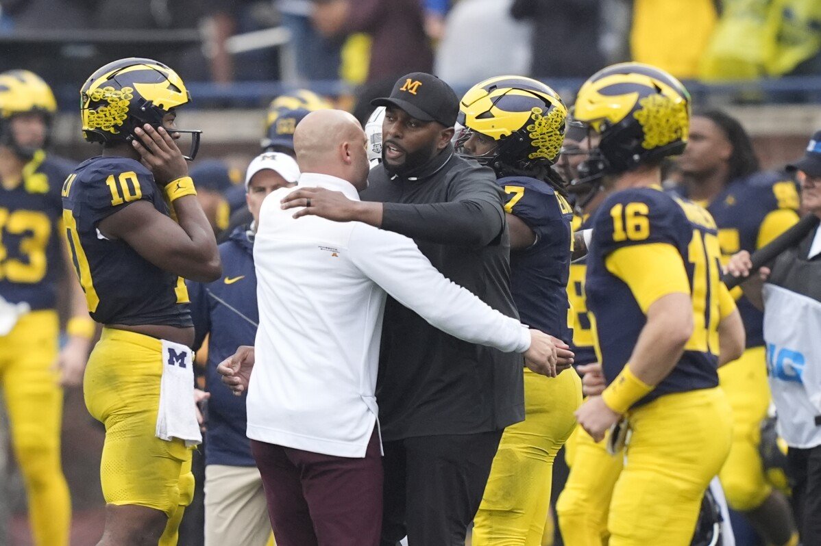 Pertandingan ulang kejuaraan nasional sekarang menjadi pertandingan konferensi saat No. 10 Michigan mengunjungi Washington